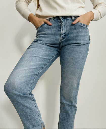 Jeans mom fit lady